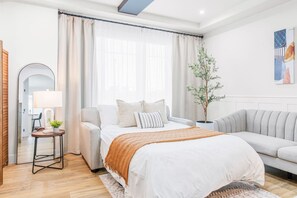 3 soverom, skrivebord, strykejern/-brett og reiseseng for barn