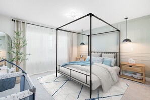 3 habitaciones, escritorio y tabla de planchar con plancha