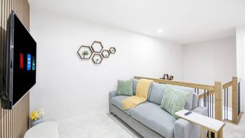 Smart TV, chimenea y libros