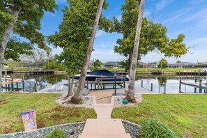 Property grounds - Quiet 2+ bedroom with sleep in Florida room, pool, spa and Gulf Access! (Cape Coral)