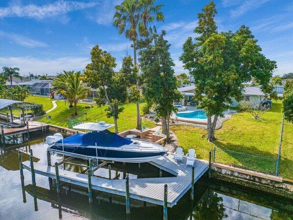 A heated pool - Quiet 2+ bedroom with sleep in Florida room, pool, spa and Gulf Access! (Cape Coral)