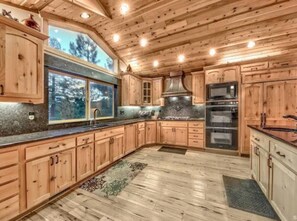 Kühlschrank, Wasserkocher mit Kaffee-/Teezubehör