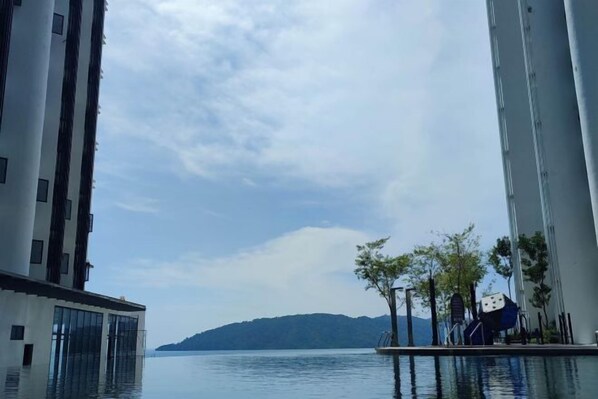 Outdoor pool - Seaview Bliss Studio By Tropical Elegance (Kota Kinabalu)