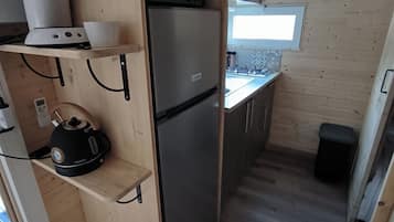 Kühlschrank, Mikrowelle, Herdplatte, Wasserkocher mit Kaffee-/Teezubehör
