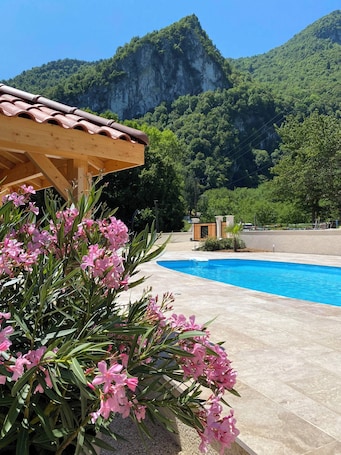 Pool. Chalet "pied aigu" At the foot of the Vercors, mountains and hiking. Pets allowed
