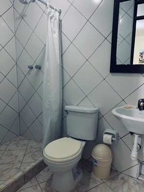 Zuhanyzó, esőzuhany, ingyenes piperecikkek és hajszárító