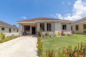 Exterior - Sun Shine Luxury Villas 2bedroom Pool&Gym OchoRios (Ocho Rios)