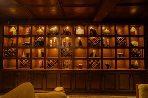 2 bars/lounges
