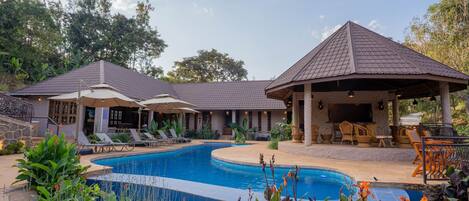 Una piscina al aire libre