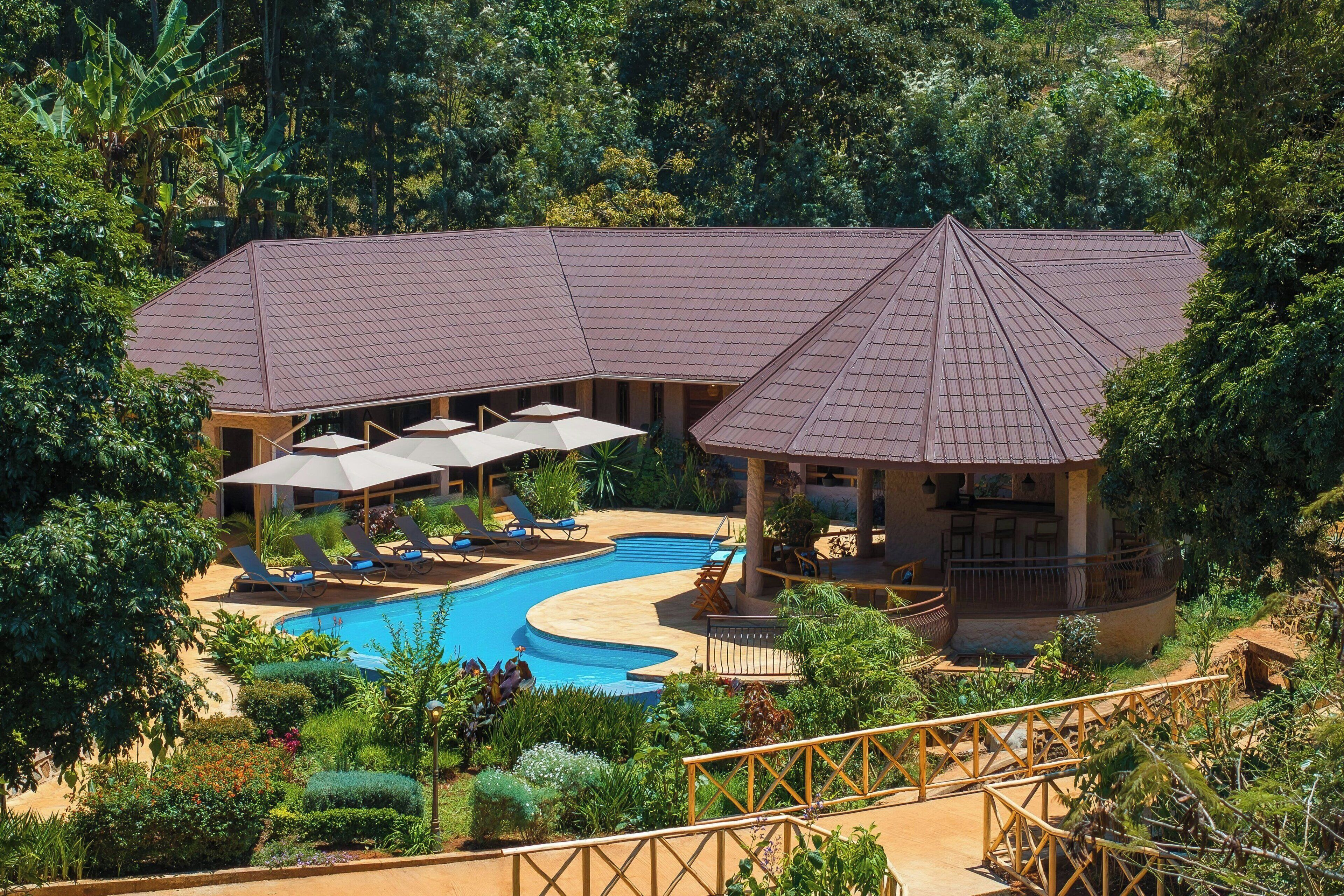 Una piscina al aire libre