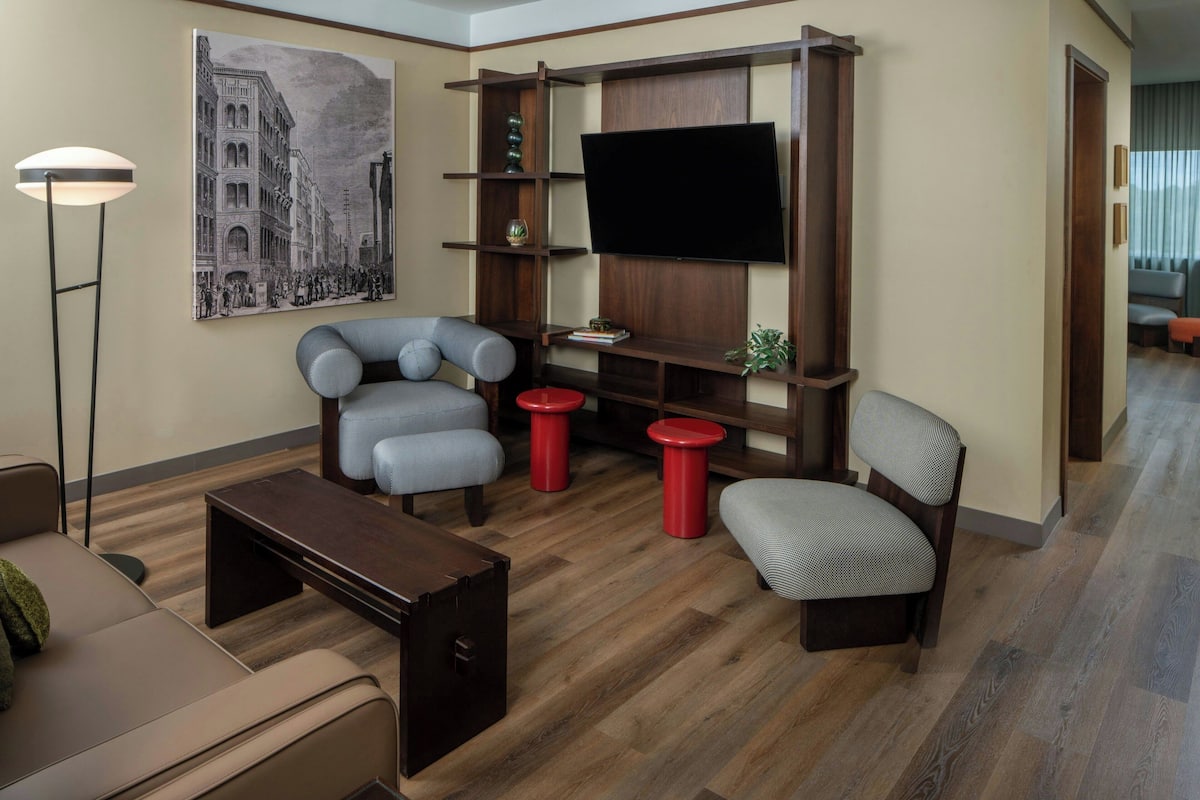 Junior Suite, 1 King Bed, Non Smoking, Corner