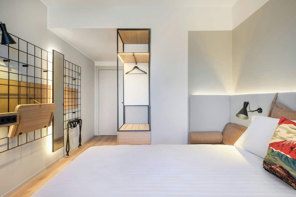Room, 1 King Bed | Minibar, in-room safe, soundproofing, free WiFi