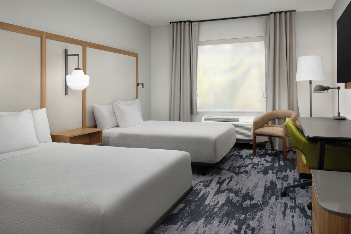 Rom, 2 queensize-senger, tilpasset hørselshemmede (Mobility Accessible with Bathtub) | Allergitestet sengetøy, skrivebord og barnesenger (inkludert)