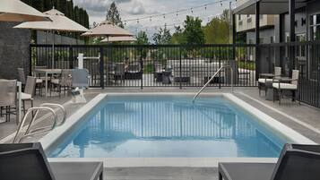 En säsongsöppen utomhuspool