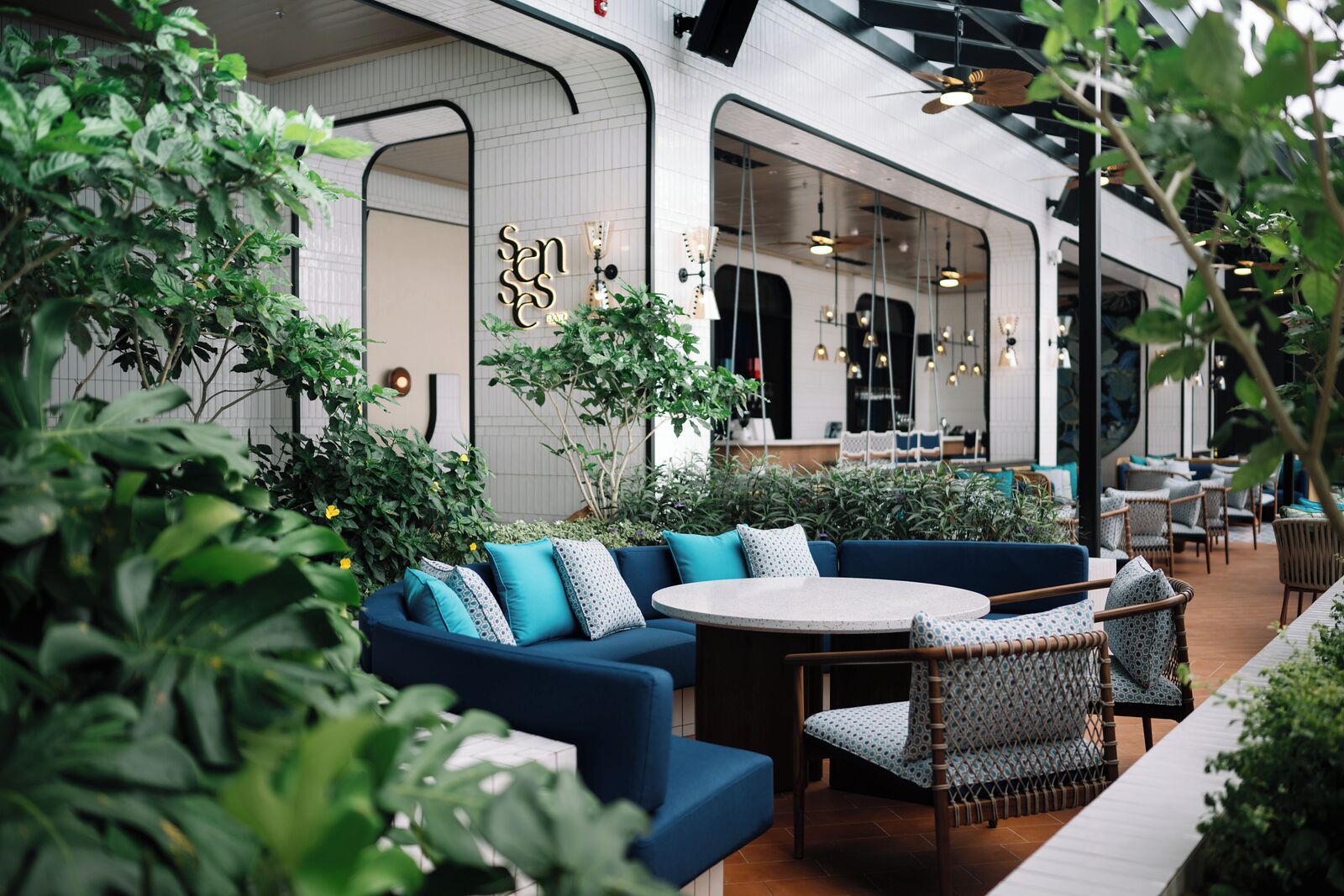 Bar en bord de piscine