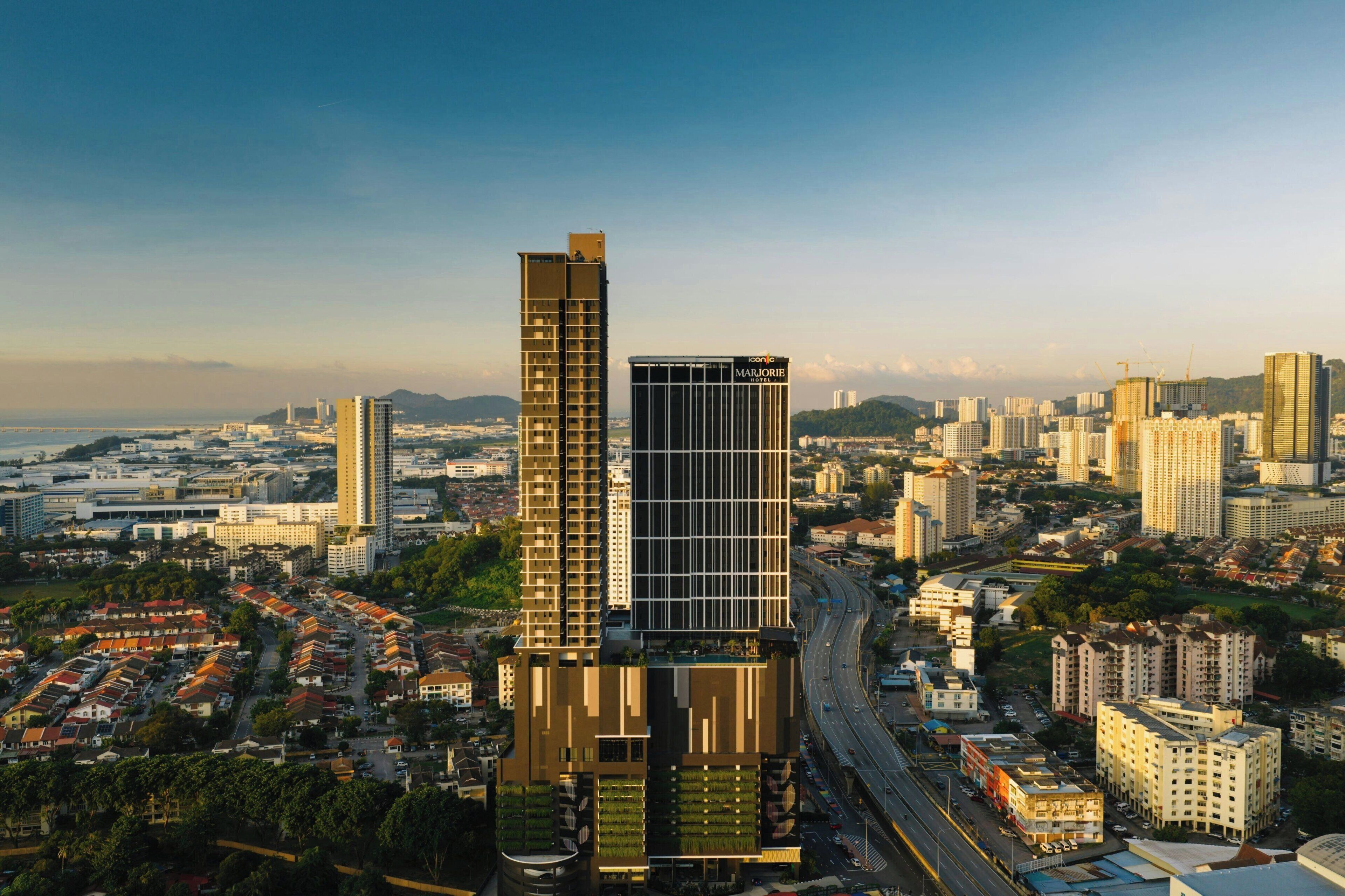 Un edificio moderno de gran altura, rodeado por un paisaje urbano.