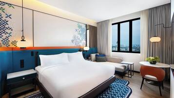 Executive Suite, 1 Katil Raja (King), Partial Sea View | Bar mini percuma, peti besi dalam bilik, meja