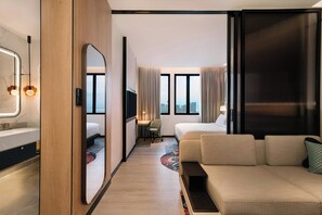 Junior suite, 1 kingsize bed, uitzicht op de stad | Woonkamer | Een 55-inch smart-tv met satellietzenders