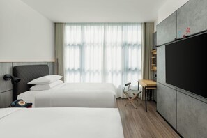 Copriletto in piuma, minibar, una cassaforte in camera, una scrivania