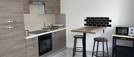 Microwave, oven, stovetop, cookware/dishes/utensils
