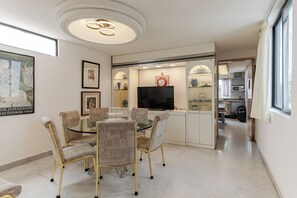 Appartement luxueux, vue sur la ville | Salle à manger
