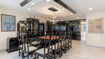 Luxury Apartment, City View | Dining room