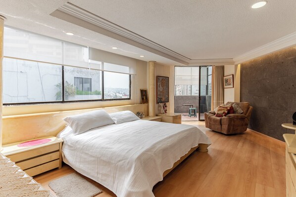 Luxury Apartment, City View | 3 bedrooms, premium bedding, laptop workspace, blackout curtains - Penthouse in Lomas de Chapultepec (Mexico City)