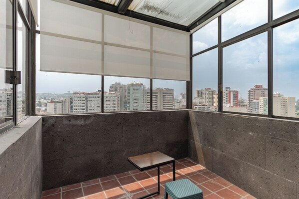 Appartement luxueux, vue sur la ville | Balcon