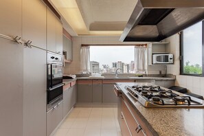 Luxury Apartment, City View | Private kitchen | Full-sized fridge, microwave, stovetop, electric kettle - Penthouse in Lomas de Chapultepec (Mexico City)