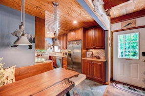 Fridge, microwave, oven, stovetop - MountainMama~ Lake Naomi cabin kayaks & rowboat on the lake (Pocono Pines)