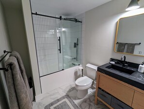 Een douche, een haardroger, handdoeken, zeep