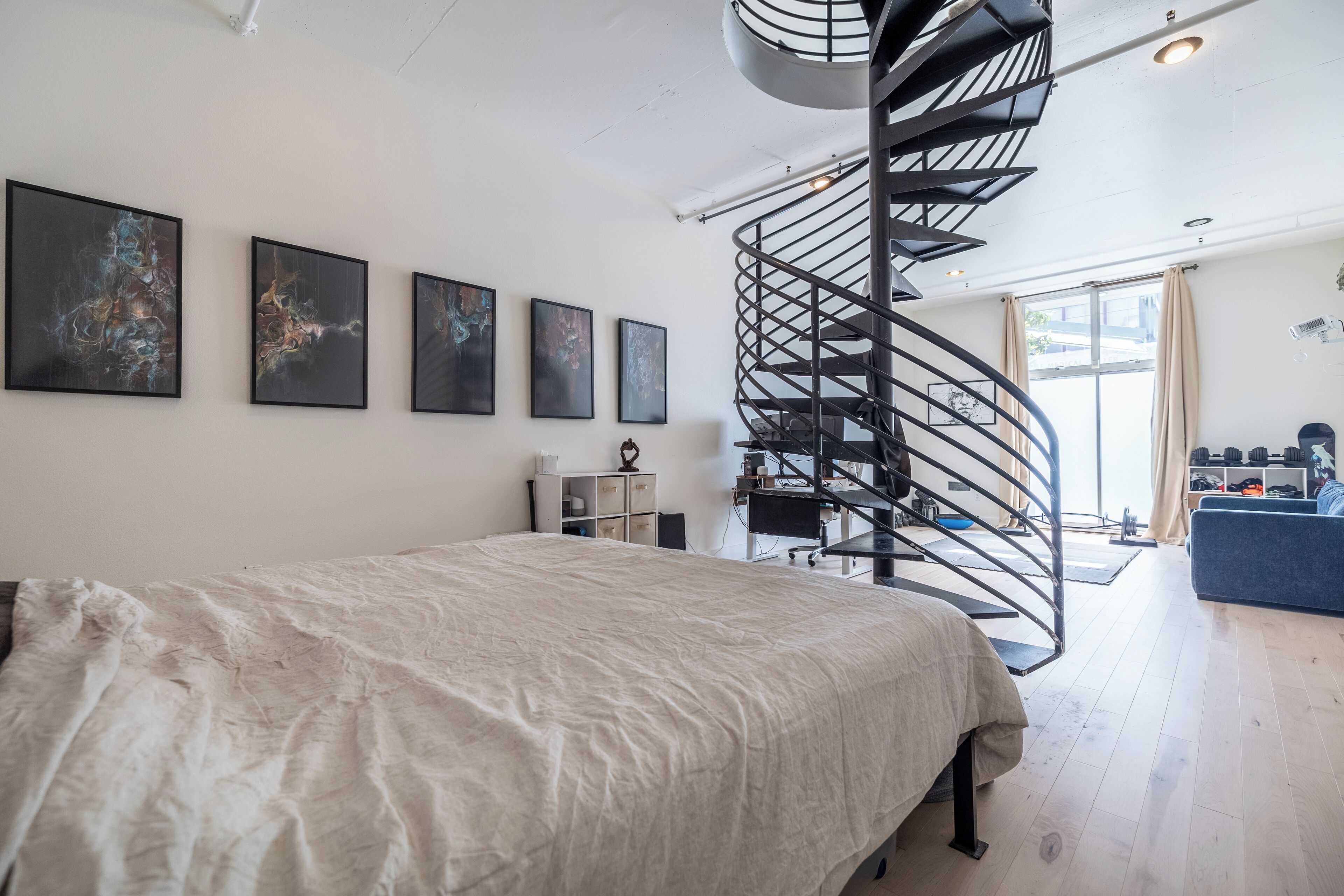 2 bedrooms, desk, WiFi, bed sheets