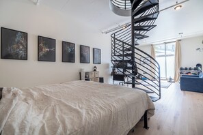 2 bedrooms, desk, WiFi, bed sheets