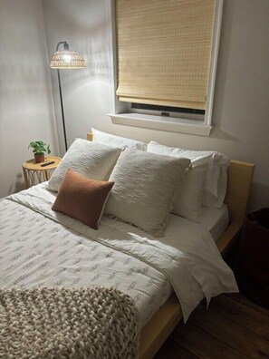 2 bedrooms, travel cot, WiFi, bed sheets