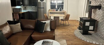 Charming 2-Bedroom B&B surrounding farmland with Chickens,mini goats, and cows