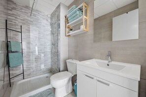 Haartrockner, Handtücher, Seife, Toilettenpapier