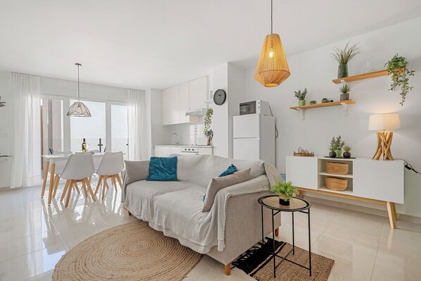 Smart TV - Casa Amorosa Apartment with Pool - Close to Beach, City Centre and Bus Station (Torrevieja)