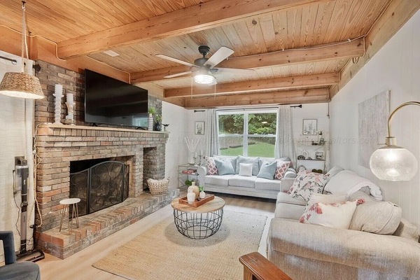 Smart TV, chimenea, videojuegos