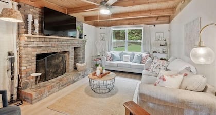 !!BRAND NEW LISTING!! Charming 4-bedroom cottage in tranquil Smith Lake!