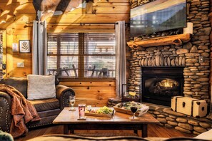 Smart TV, fireplace, table football, books - Book Spring Break-Hot tub-Pool Table-Mtn View (Sevierville)