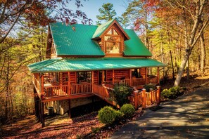 Exterior - Book Spring Break-Hot tub-Pool Table-Mtn View (Sevierville)