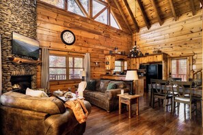 Una Smart TV, una chimenea, un futbolín, libros