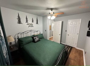 3 bedrooms, WiFi, bed sheets, wheelchair access - Cute 3 bedroom, 1 bath home less than 5 minutes from downtown. (Hot Springs)