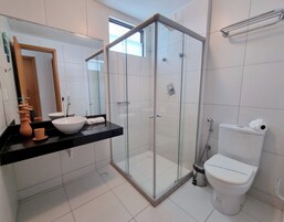 Apartment | Bathroom | Shower, rainfall showerhead, towels