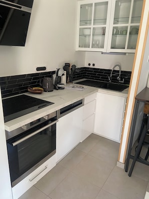 Fridge, microwave, oven, stovetop - La Romance 19 (Maintenon)