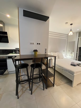 1 bedroom, iron/ironing board, free WiFi, bed sheets. La Romance 19