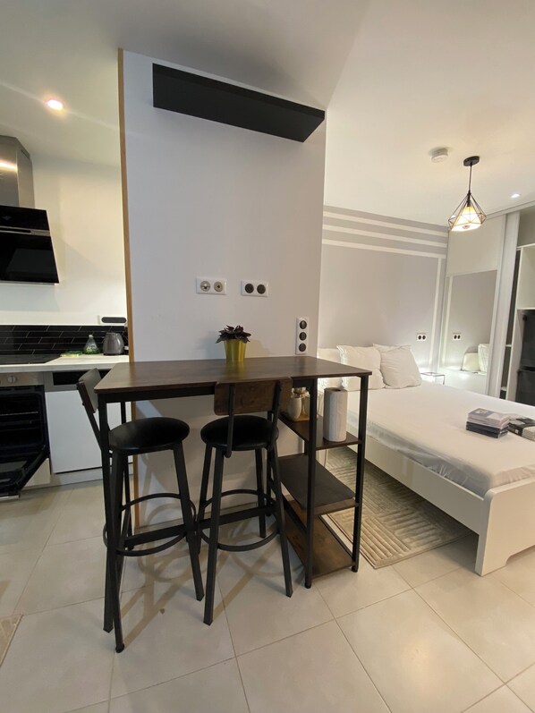 1 chambre, fer et planche à repasser, Wi-Fi gratuit, draps fournis