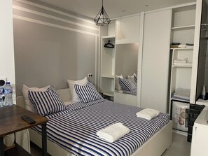 1 habitación, tabla de planchar con plancha, wifi gratis y ropa de cama 