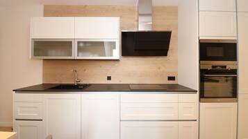 Kühlschrank, Ofen, Geschirrspüler, Wasserkocher mit Kaffee-/Teezubehör