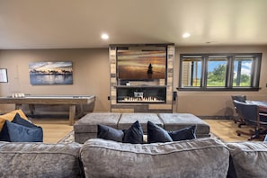 Smart TV, chimenea, videojuegos y libros 